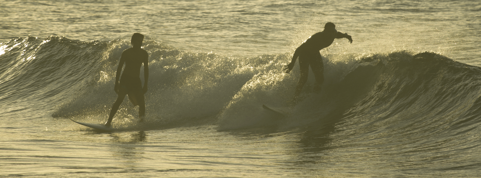 surfer a tahiti